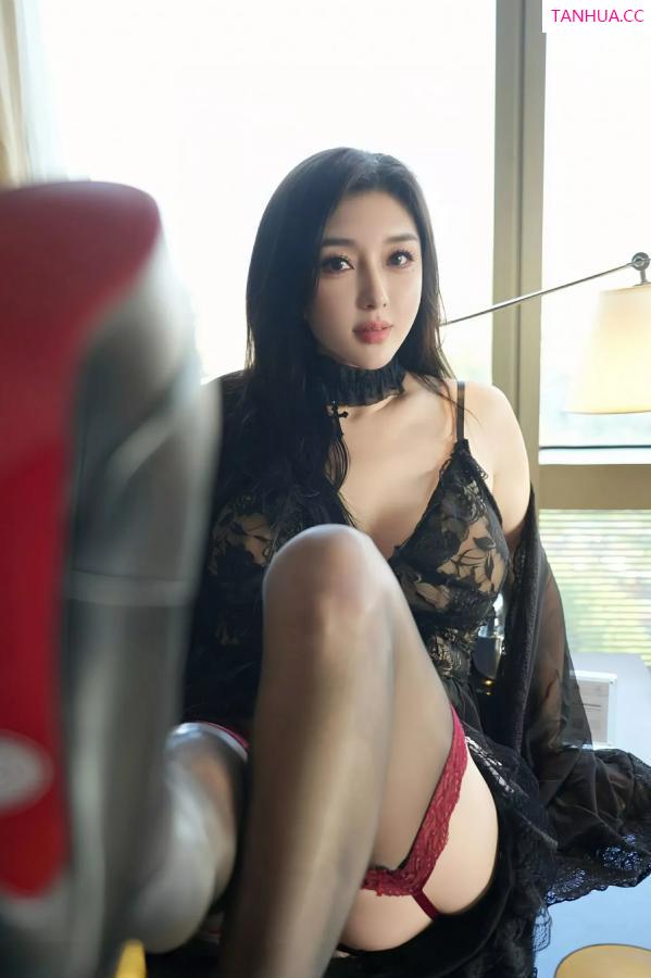   [XiuRen]高清写真图 2025.07.01 No.10490 苏一诺 黑色睡袍第21张图片